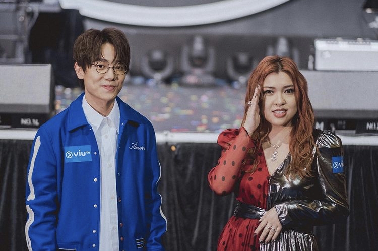 同樣為獨立唱作歌手的Serrini和林家謙向來在鏡頭前是歡喜冤家，不時在訪問中互窒！