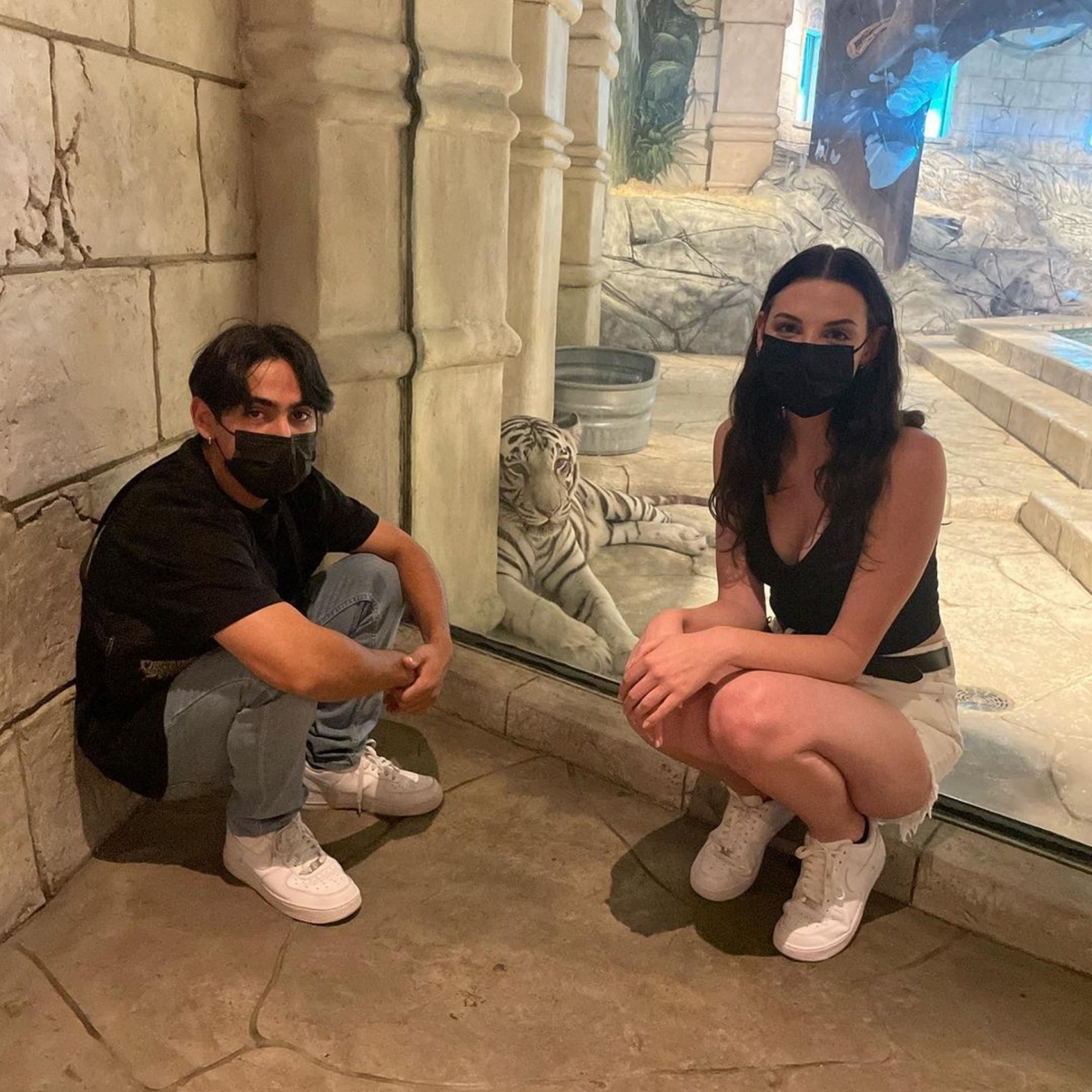 Allie 開始在網上曬恩愛,合照中更顯的自己比男友壯一倍