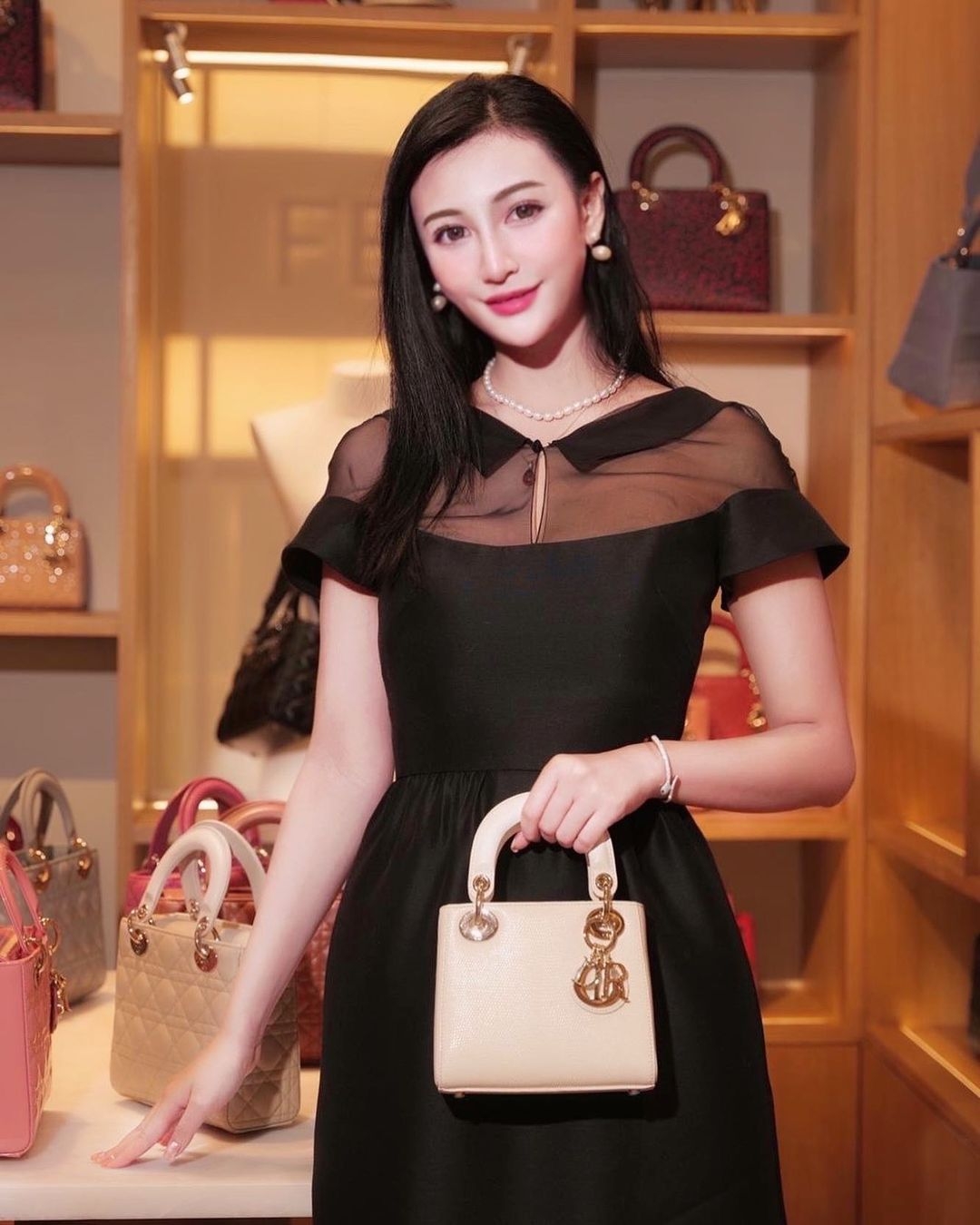 高鈞賢女友吳玥彤時時拿不同款式的名牌手袋