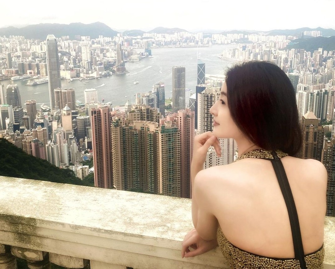 不過說到最誇張,一定是林夏薇山頂豪宅的 180 度維港景觀天台!