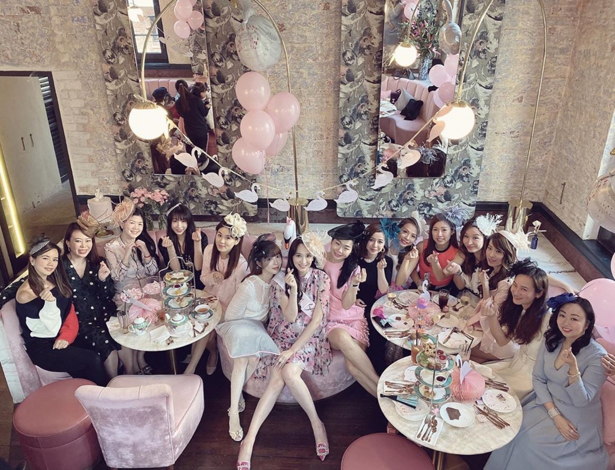 吳佩慈不時都會相約闊太或好友們聚餐,有時大家還會夾同系列的穿搭