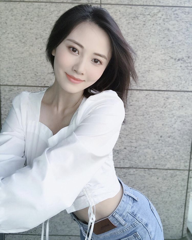 朱晨麗由原本的窮港姐,搖身一變成為暴發戶