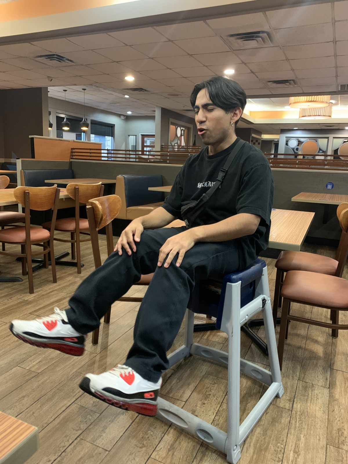她一時揹著男友,男友更坐在嬰兒椅上自嘲身形矮小