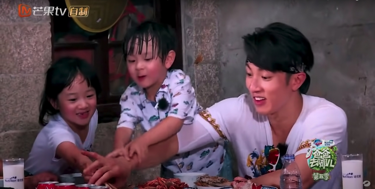 吳尊帶着當時7歲的Nei nei和4歲的Max參加內地綜藝節目《爸爸去哪兒5》!