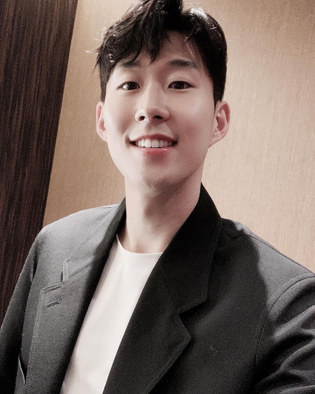 就有眼利網民開帖亮出疑似是 Jisoo 戀情曝光的證據,而對方更是比她大 3 歲、高大有型的韓國著名球星孫興慜,現正效力英超的熱刺隊,被認證是當今亞洲足壇最頂尖的球員之一,絕對是郎才女貌!
