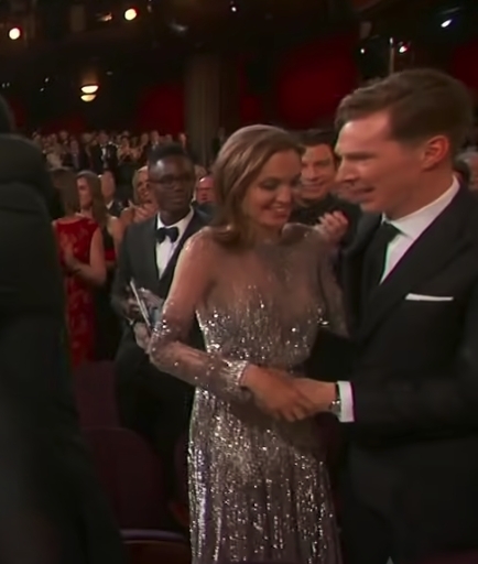 她表示:「我子女今晚穿得好復古,尤其是我那條在奧斯卡穿過的裙。」