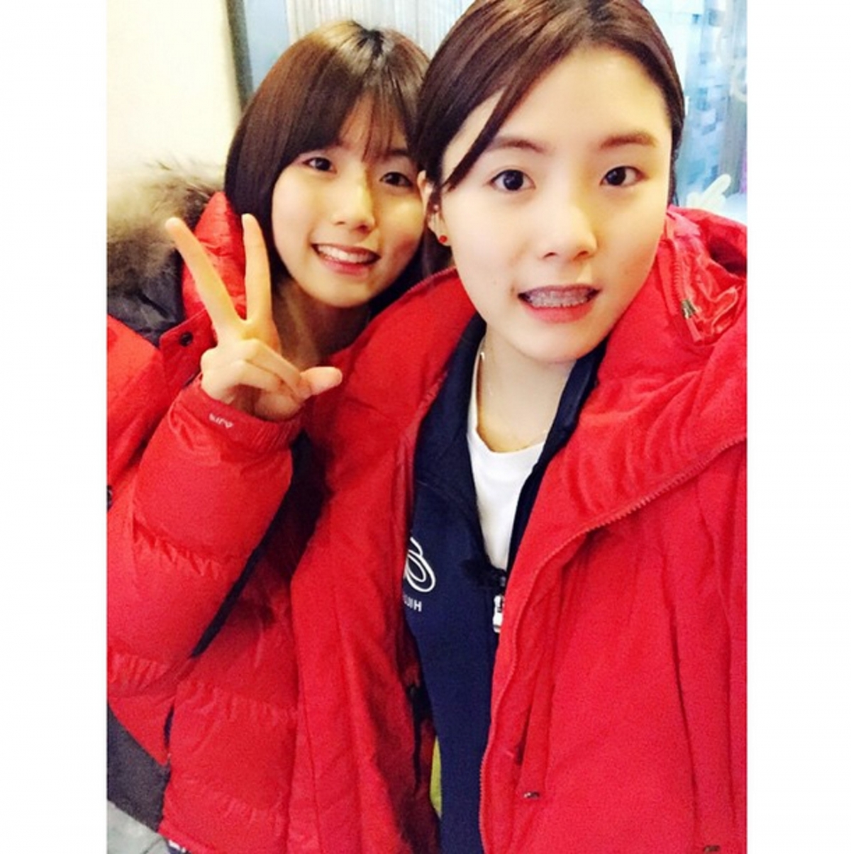 李在英和李多英就讀同一所中學的人,就上載出排球隊照指證2人曾在幼時橫行霸道