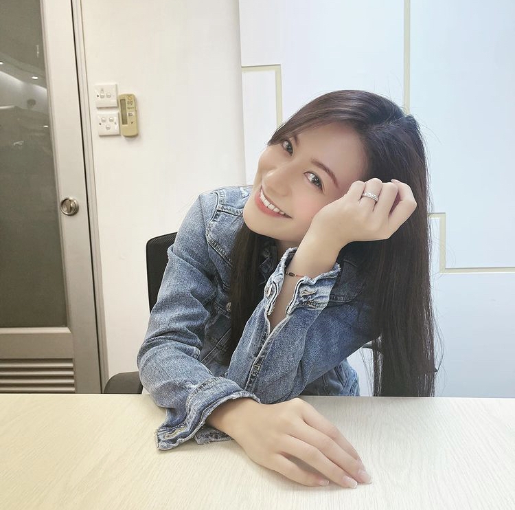 江若琳的母親於2011年曾因為擔心女兒的情況而與他飯聚