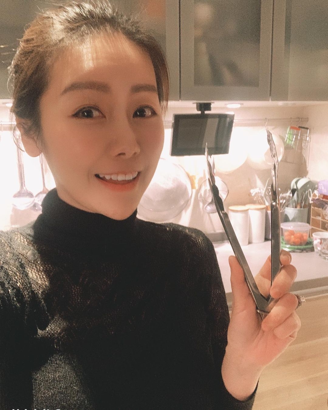 張韋怡豪宅廚房一角的設計亦跟大廳同一風格