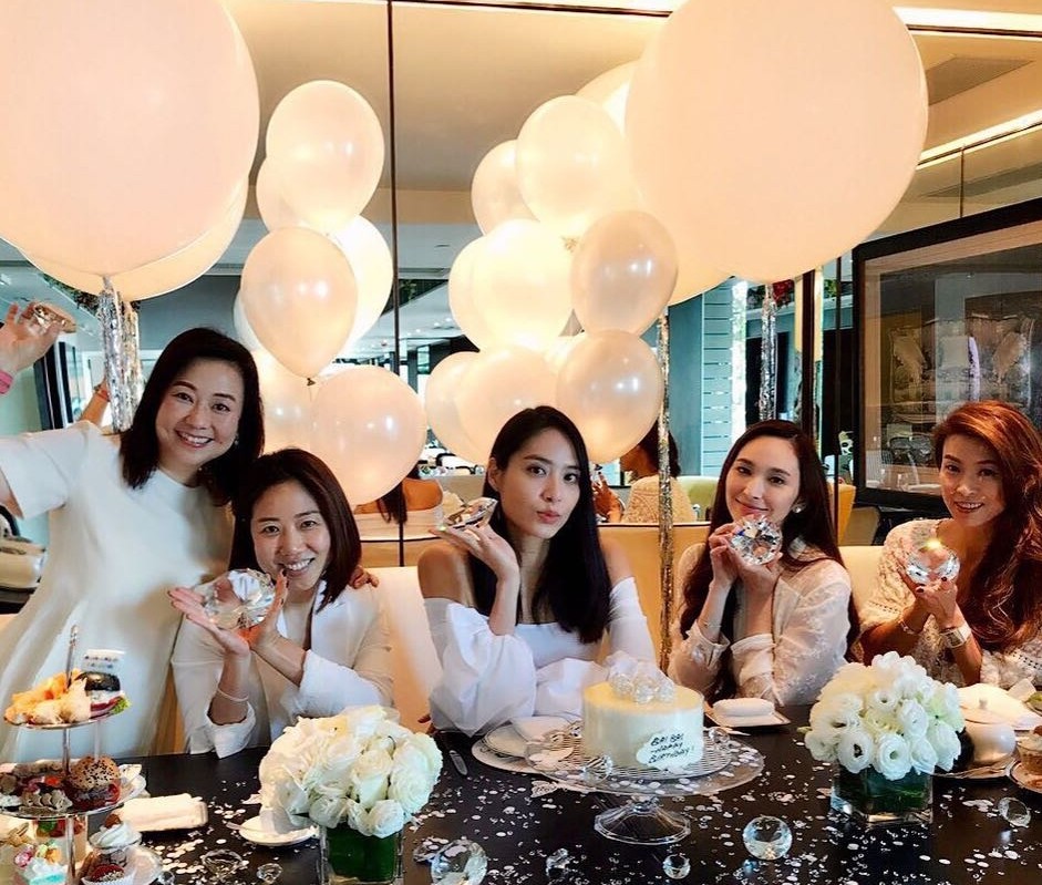 吳佩慈經常出席闊太聚會?