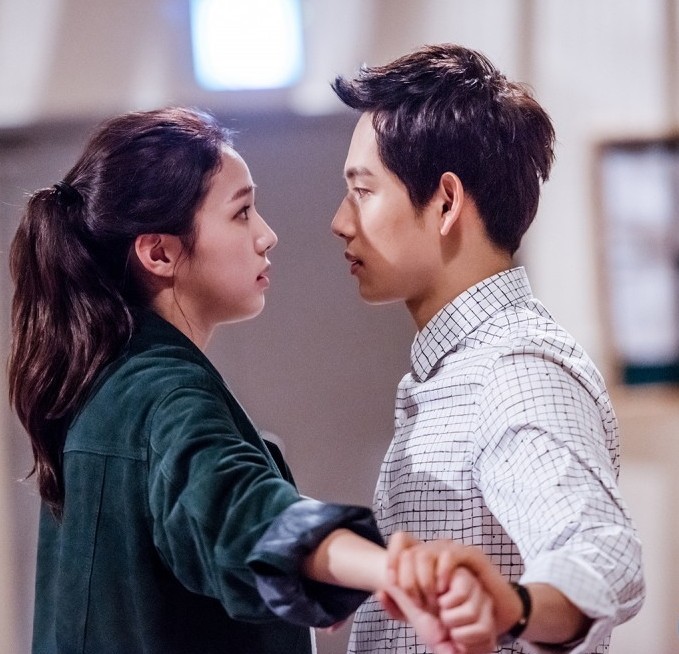 港女對此舉沒有感到他醋意中的甜蜜,直指:「追住嚟問好煩」