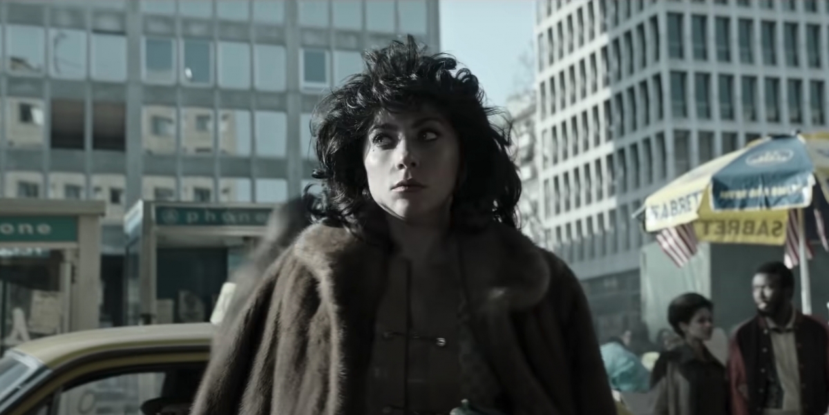 Lady Gaga 在戲中是一位日夜盼望嫁入豪門「拜金女」,為了繼承「Gucci 第三代傳人」的財產買兇害丈夫