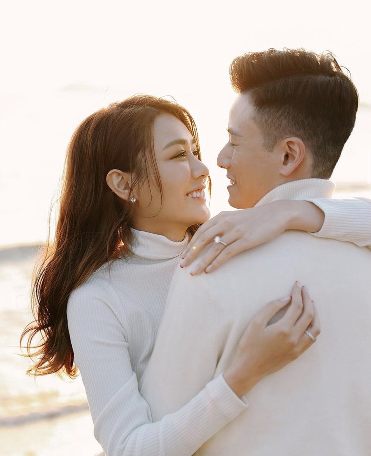 早前Eunice就在IG上載男友陳爾正(Joshua)求婚的合照~