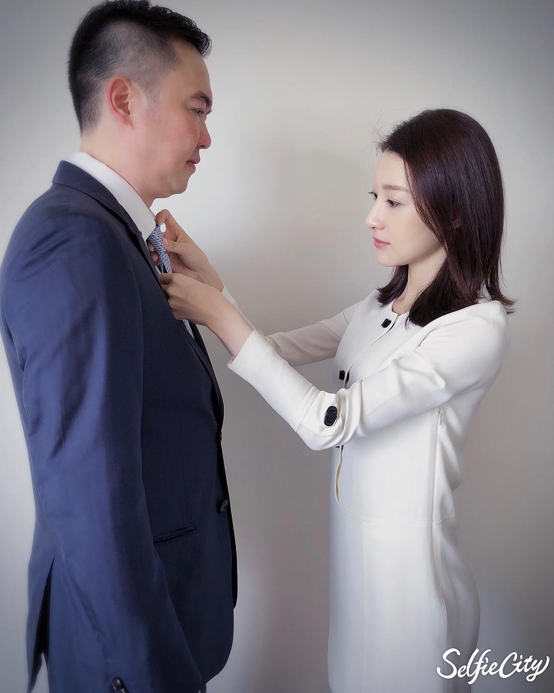 如今,林夏薇再度曬出於山頂豪宅露台上享受生活的照片,傳聞不攻而破,就連她的好友洪永城都留言:「終於買咗,借嚟打卡吓呀。」