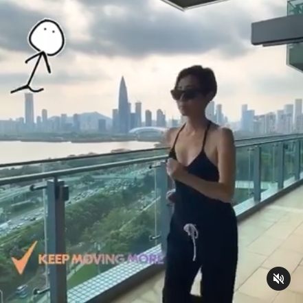 保養得宜的張玉珊閒時也會在家中露台做運動維持身形。