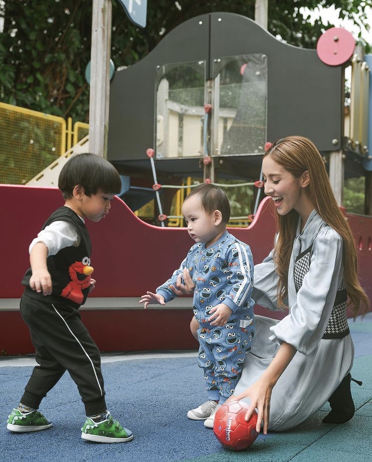 與鄭嘉穎結婚後兩年抱兩,專心做幸福人妻之餘,亦不時為TVB節目擔任主持!