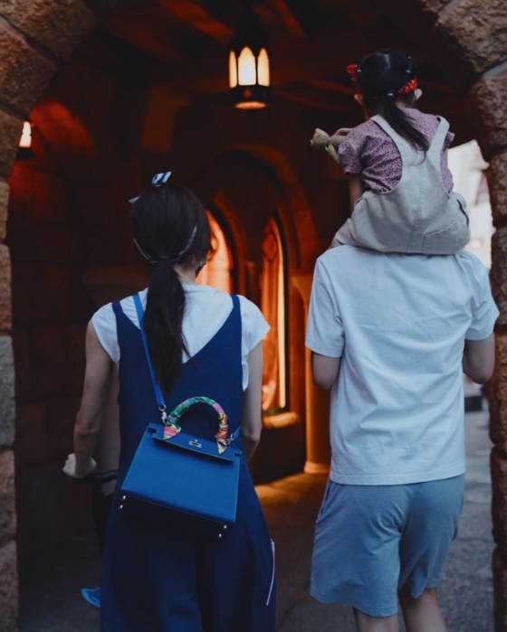 帶上老公和女兒一起出動的吳若希以特別訂製,價值7萬8的Hermès Kelly Bag 出戰