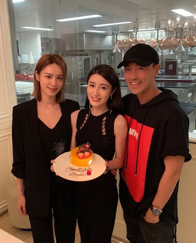 堂哥林峯的爸爸林華國則是廈門的著名地產商,人脈、家底亦相當豐厚;