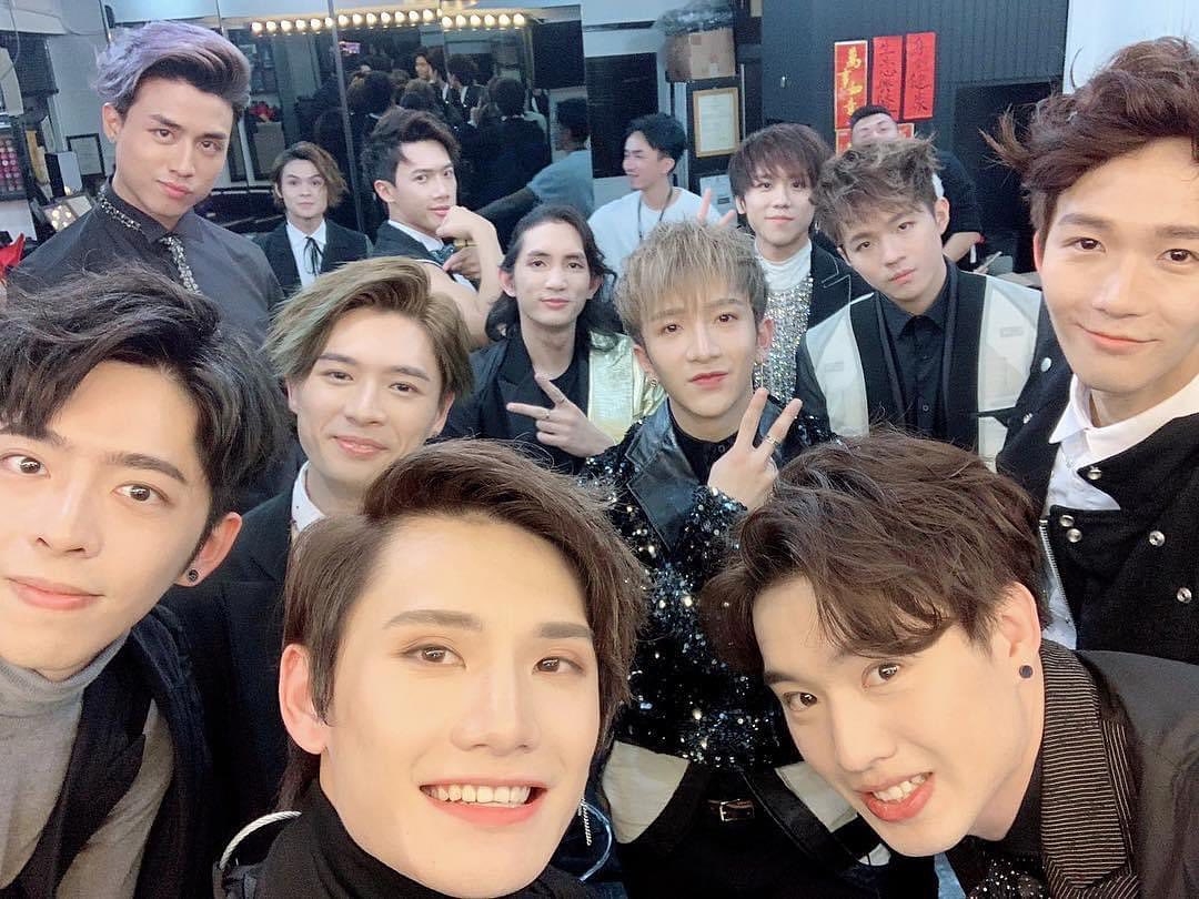 雖然現時 Mirror 的人氣絕對一時無兩,不過回望這隊奇蹟男團,一路走來絕對不簡單!有留意《調教你Mirror》的觀眾,相信也知道 Mirror 12 子個性、想做的事也各有不同,而花姐亦在節目中曾經坦言有成員認為她偏心,將重心擺在單飛成員身上,工作量分配亦不均,而引起鏡粉熱議!