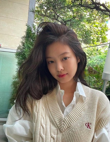 甜美可人的 Jennie 本名是金智妮,韓國讀音與藝名 Jennie 十分相似