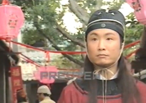 撞板變換身份成為了變成林峯飾演的人見人愛的大帥哥,鄭中基飾演捕頭十分經典!