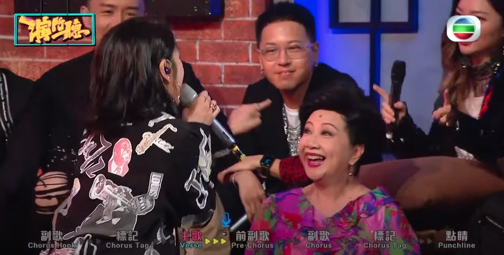 王梓軒就率領姜麗文演唱了《食完就閃》,歌詞就以家燕姐額上的癦作笑點