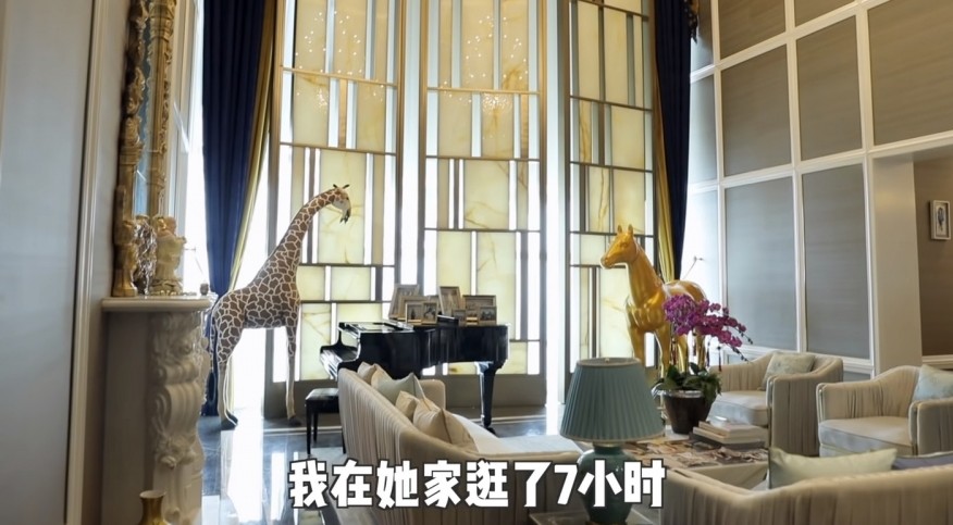 內地網紅「深夜徐老師」曾到過余晚晚位於上海的豪宅參觀