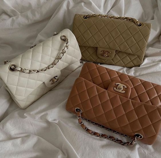 而今次率先於英國、韓國實施的「限購政策」,不但能夠杜絕買手將熱門手袋款式囤貨,而且更可以確保 Chanel 精品於一手市場的流通性,讓真正的粉絲能夠透過官方渠道購買心頭好!
