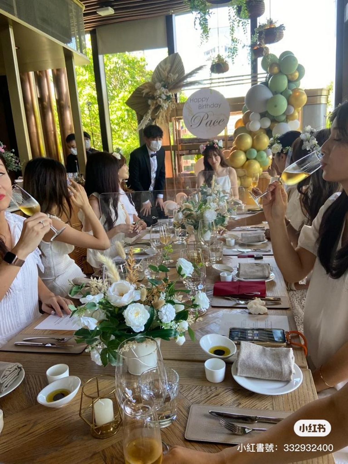 吳佩慈其他在場的好友及闊太們亦有跟足主題穿著白色的服飾~