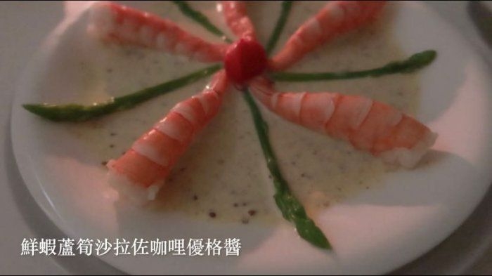 晚餐有普羅旺斯燉菜、松露蕈菇濃湯、肋眼牛排等等高級精緻菜式