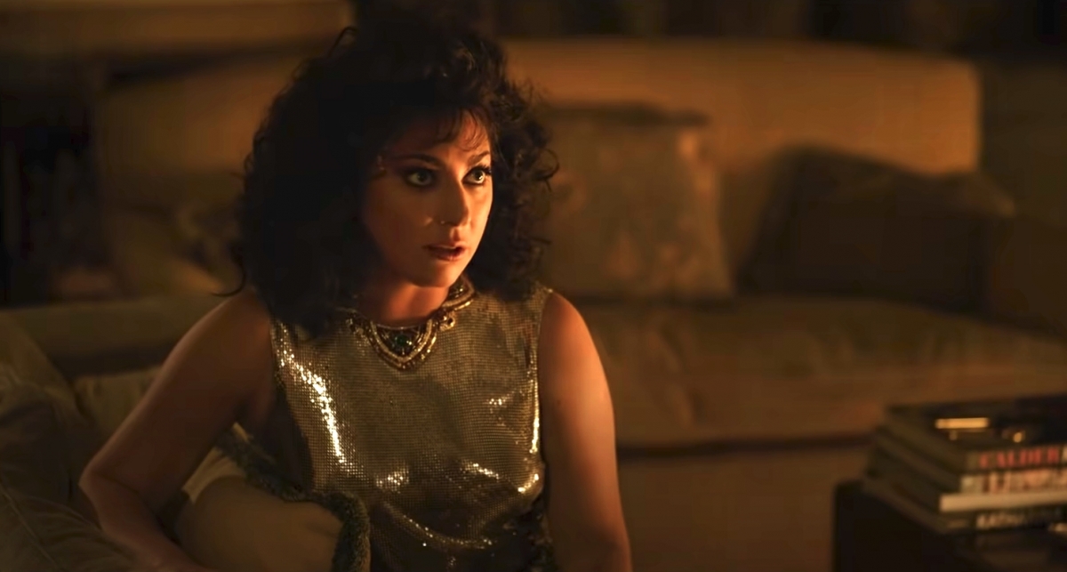 Lady Gaga的一頭捲髮也令她看起來十分異國風,妝容也偏復古十分突出她的輪廓