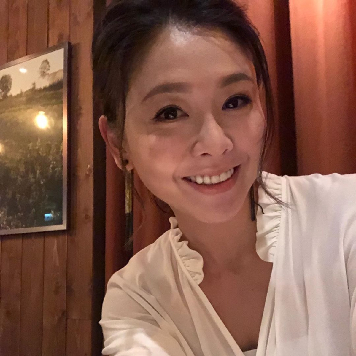 網民盛讚她是凍齡女神,不說也不覺她已42歲!尚羚綁起髮髻
