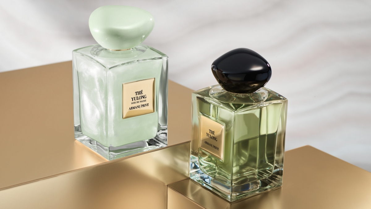 Armani 今年推出了一款 Tiffany Blue 瓶身的香水「THÉ YULONG Soie de Nacre」