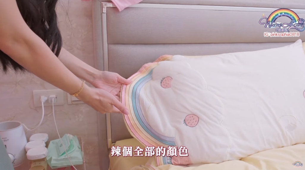 「小王美」的房間以粉嫩色調的彩虹為主題