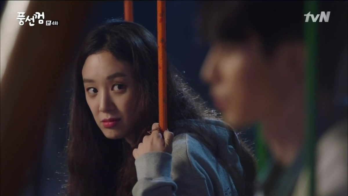 樓主應疑惑理解不了男性朋友的想法,並認為他 flirt 異性的行為本身已經很踩界