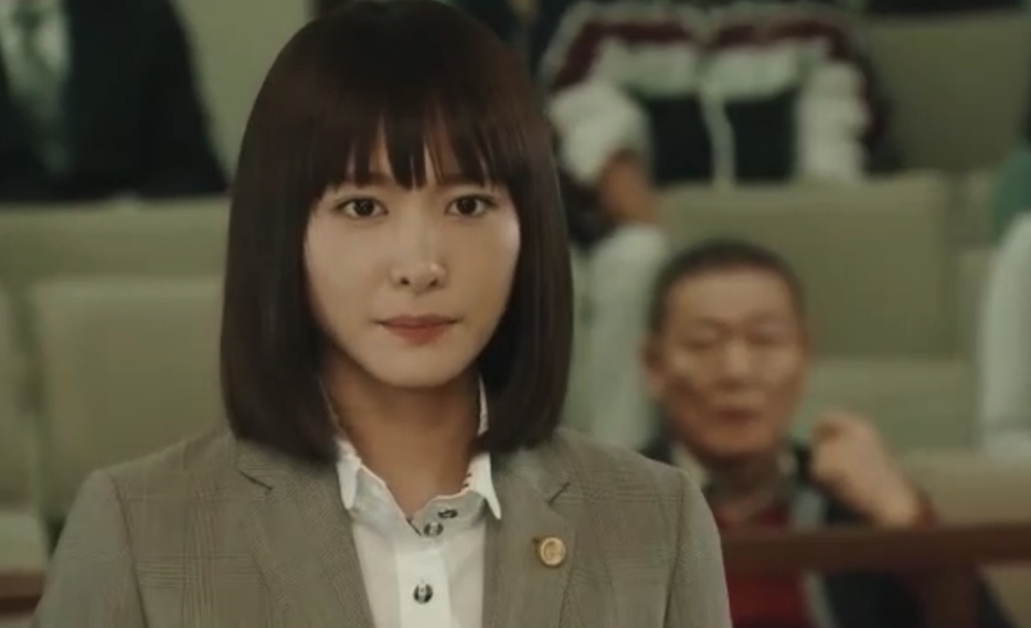 新垣結衣在《王牌大律師》中以一頭順直碰肩短髮造型亮相