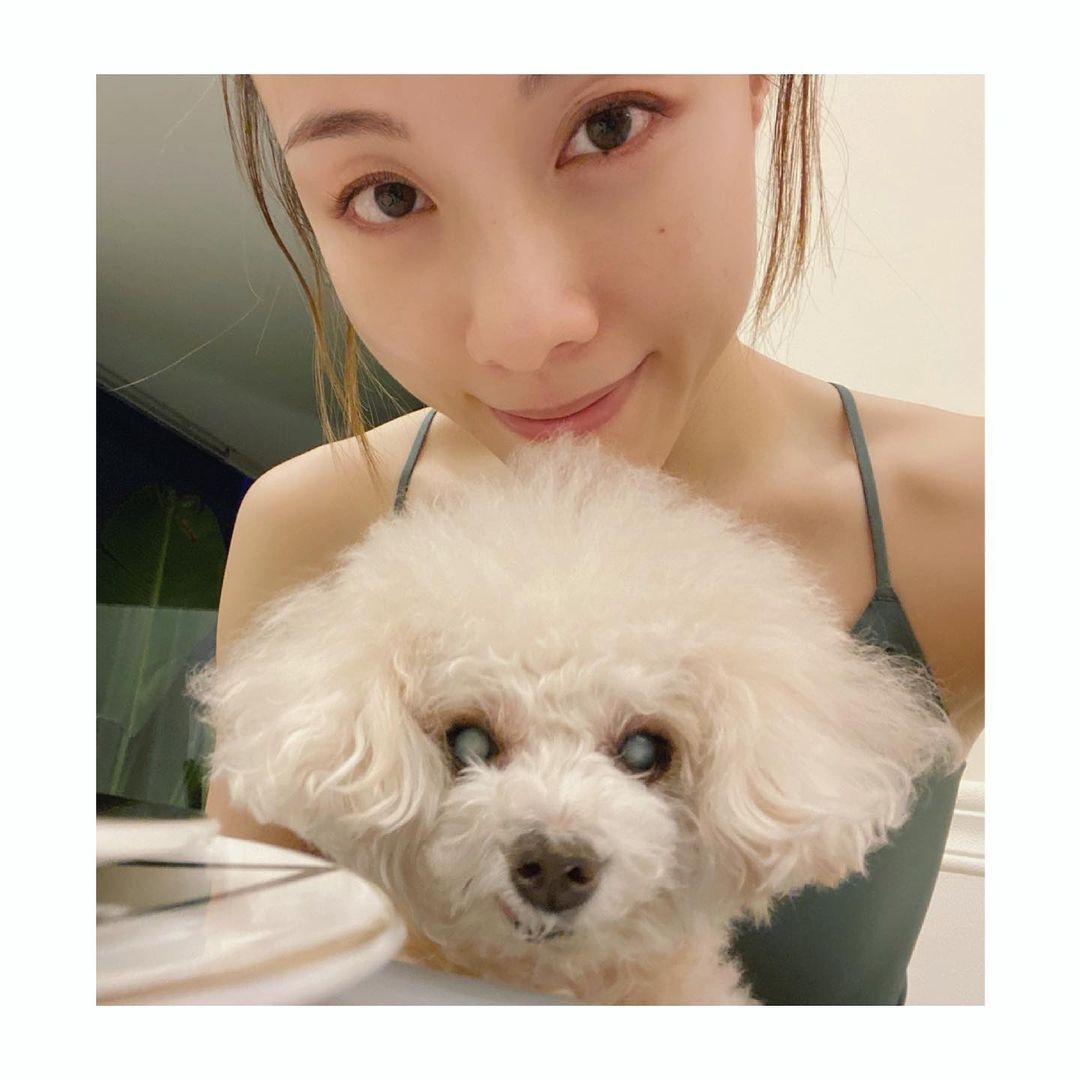 愛以淡妝示人的 Stephy,就算面對高清鏡頭也只是以極淡妝上陣,不過肌膚卻依然精緻白滑,而且氣息更十分紅潤,絕對能夠媲美不少比她年輕的女明星!