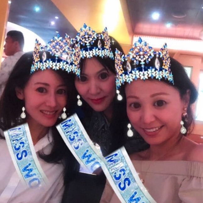 李嘉欣與好友們合照時也會用上誇張的美顏濾鏡,早前一張P成「大眼」的3人照