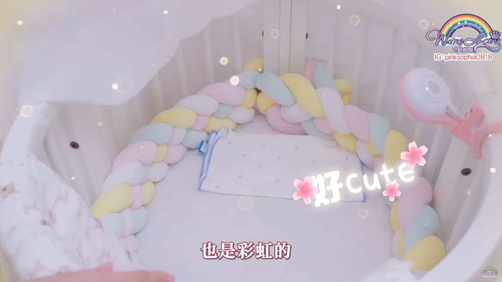 彩虹嬰兒床還有白紗,整個房間的風格都超級夢幻