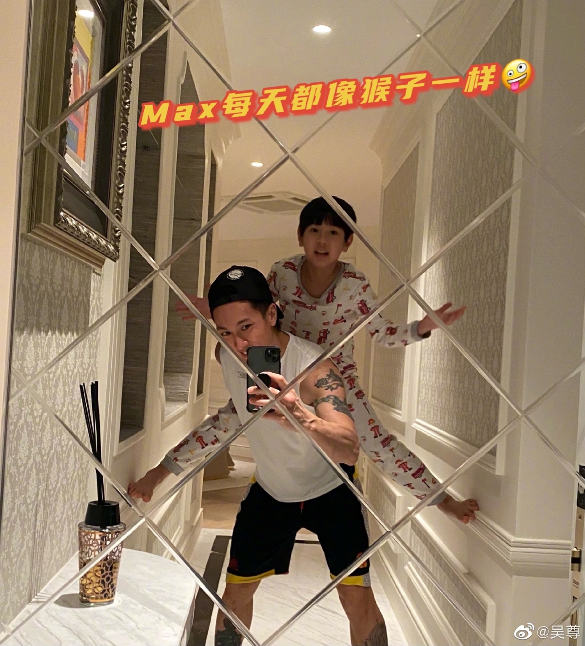 Max依靠在吳尊背後,「大字形」爬牆,身手相當敏捷!