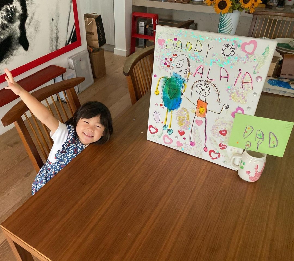 Edison 家裏主要以木質裝潢為主，可見有木書櫃和木地板，