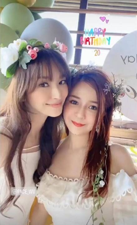 吳佩慈在小紅書的邱紹自稱為「退休女藝人」及「現職四寶媽」