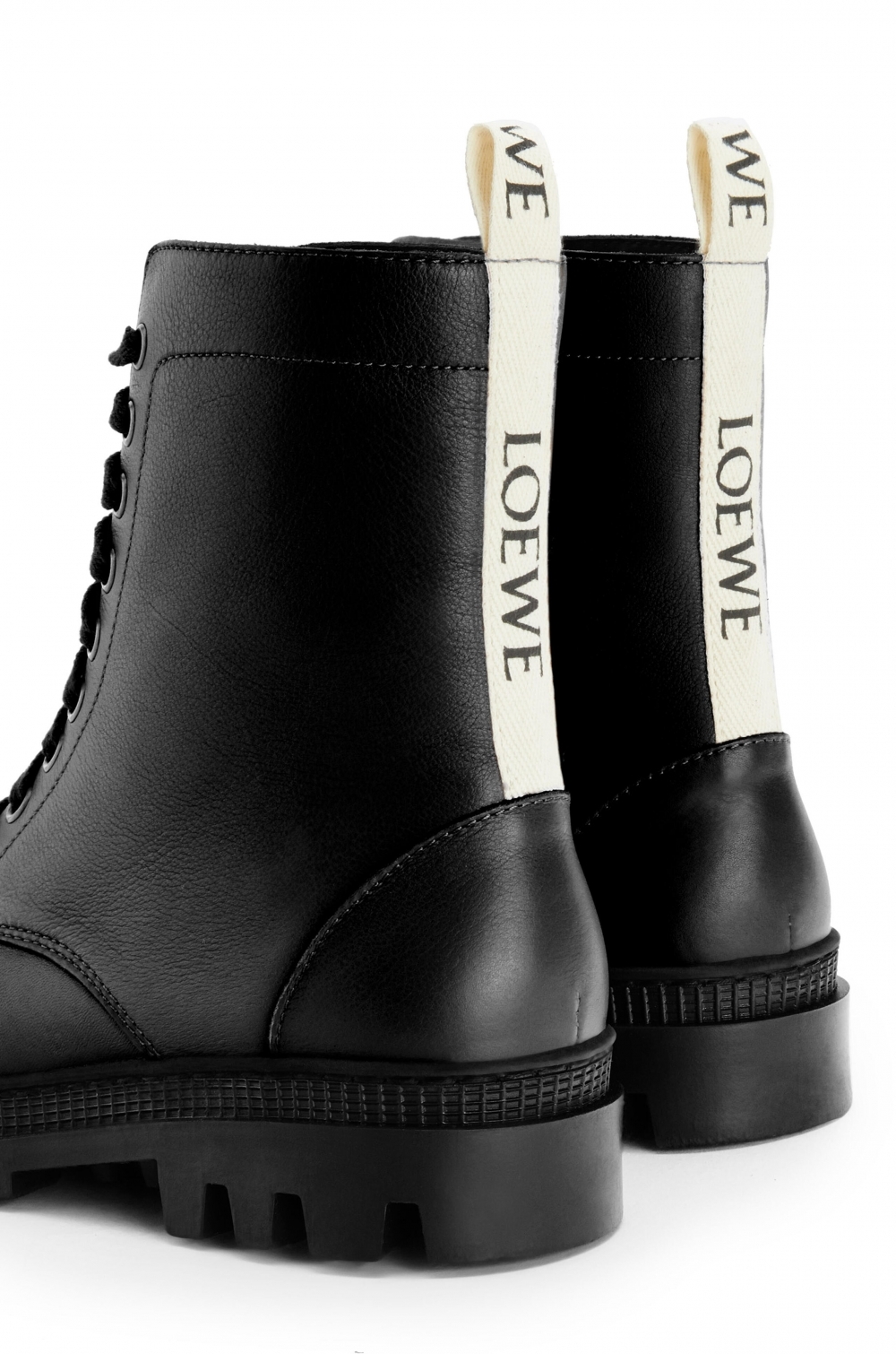 LOEWE 推出的 Combat boot 很吸睛,以高質的小牛皮打造而成