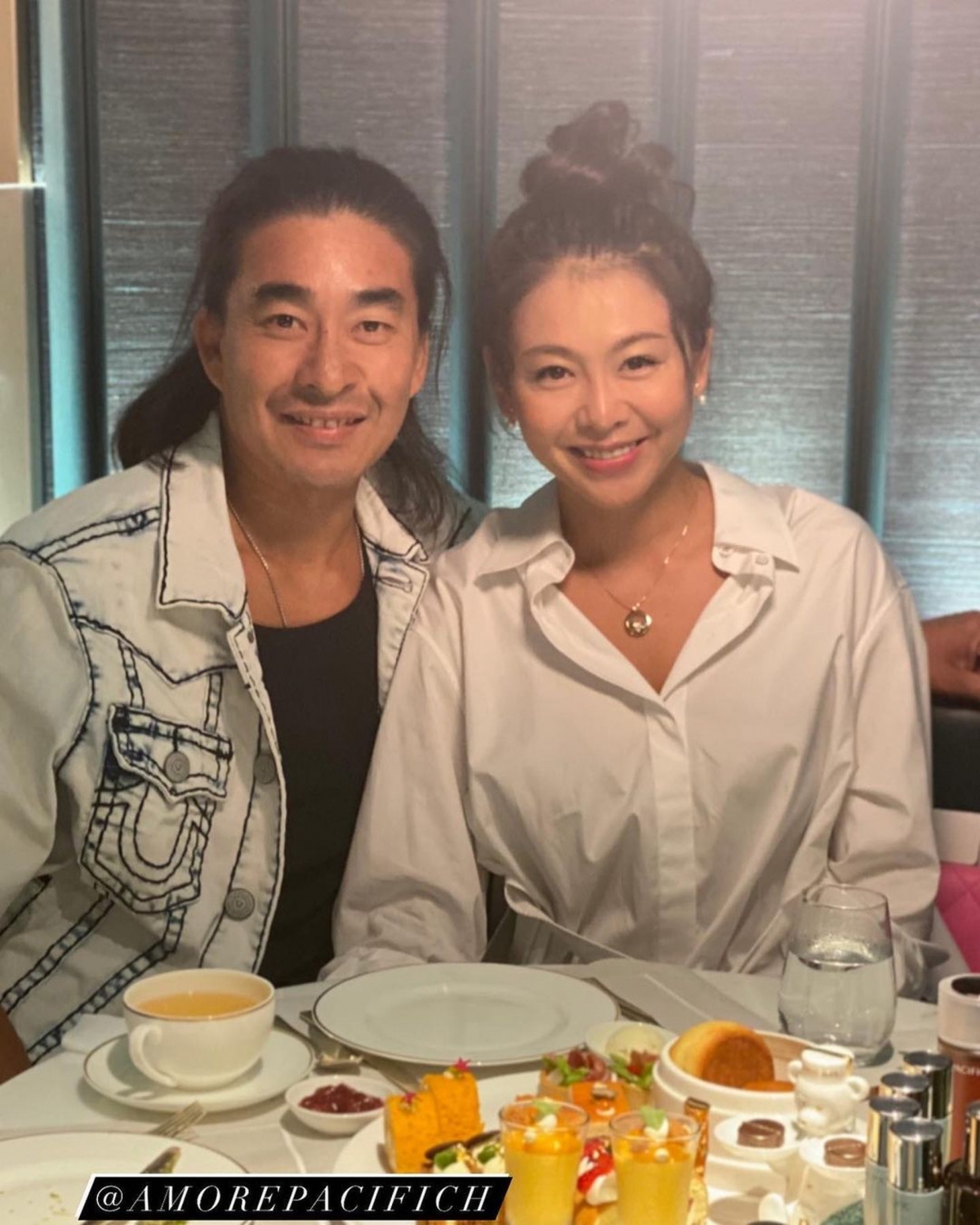 老婆尚羚在合照中美豔動人,皮膚好得有如剝殼雞蛋