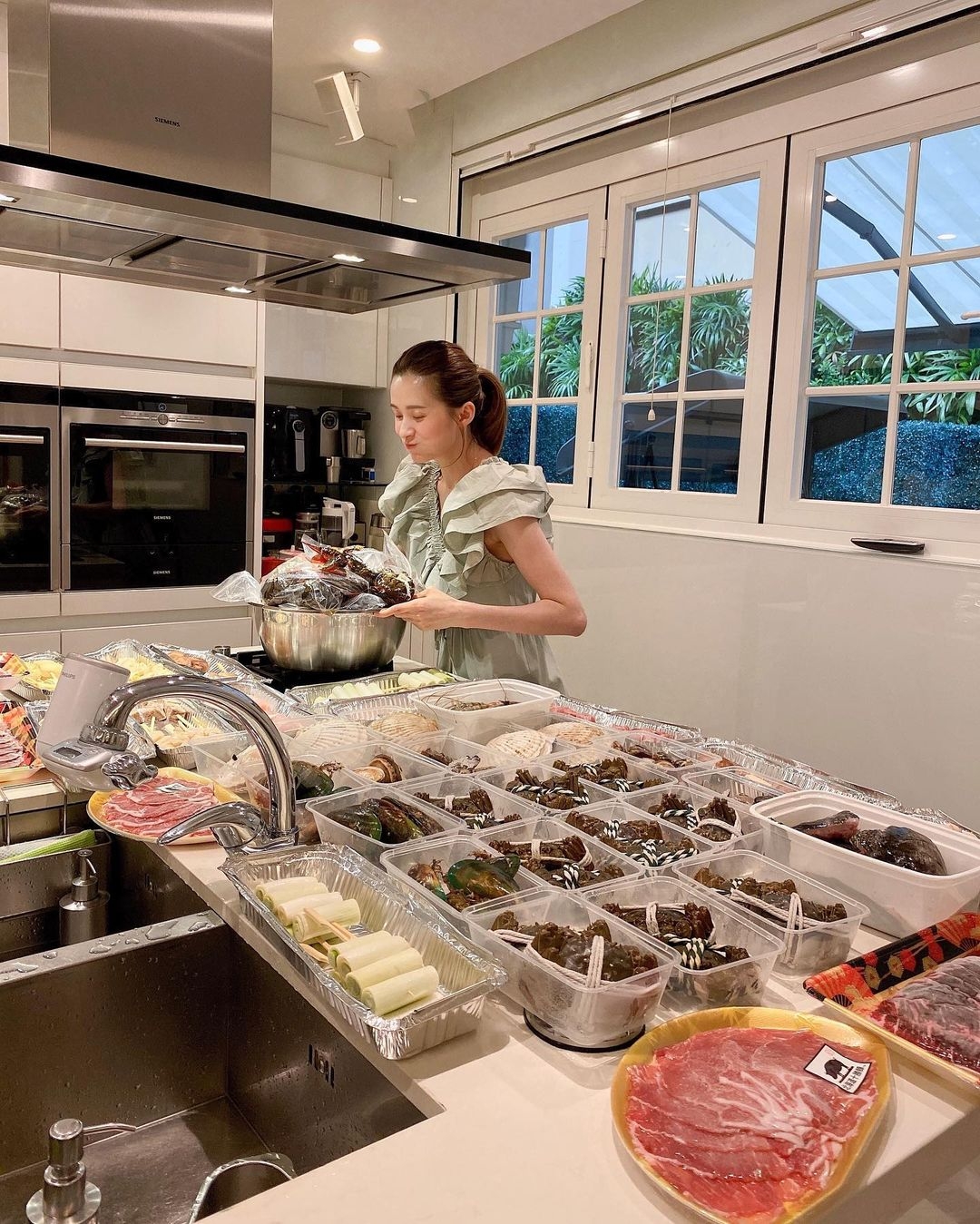 Jess 婚後專心相夫教子,不時在家中的超大廚房開大食會