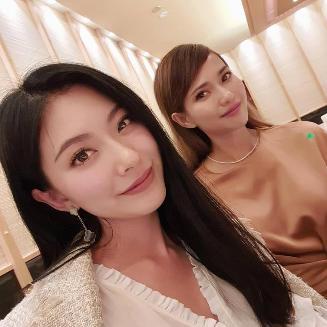 黃婉佩Race出身於前女子組合2R,與姐姐黃婉君(Rosanne)於 2002 年組成團體