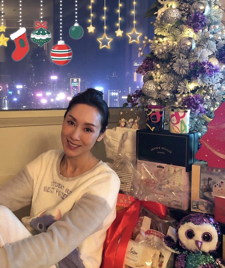 聖誕節時,郭可盈就在家中放置超大棵聖誕樹