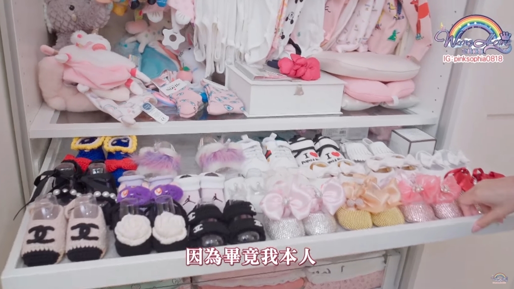 「小王美」衣櫃集合各種大牌衣物