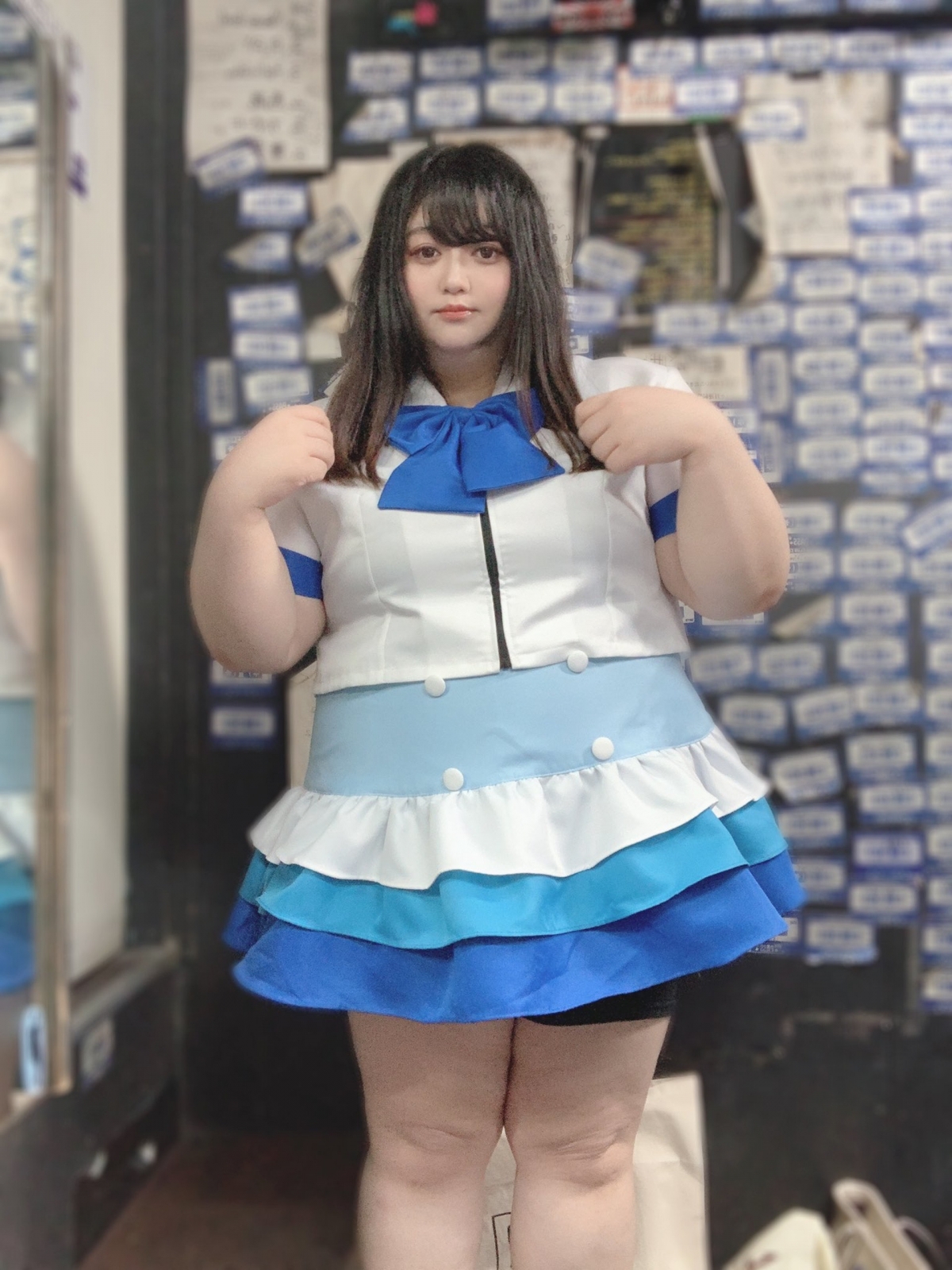 Emix 充滿違和感的臉震驚網民,她更有一張身穿和橋本環奈同款的cosplay服!