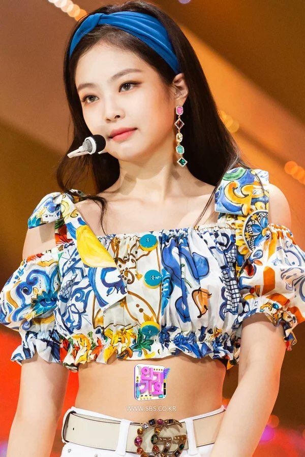 女團 Twice 的成員志效和 Jennie 配上 Gucci 皮帶